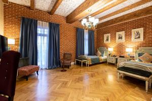 ein Wohnzimmer mit Ziegelwand und Holzböden in der Unterkunft Sapphire Bayil Hotel in Baku