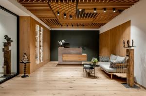 ein Wohnzimmer mit einem Sofa und einem Tisch in der Unterkunft NEUWIRT - Boutiquehotel & Wirtshaus in Bad Vigaun