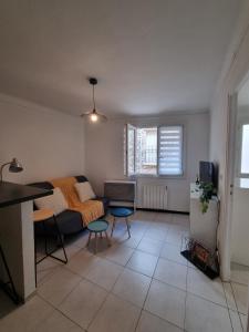 勒布盧的住宿－Appartement coquet Le Boulou，客厅配有沙发和桌子