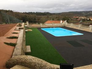 una piscina con césped y valla en House - 4 Bedrooms with Pool - 4093, en A Estrada