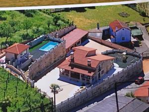 una vista aérea de una mansión con piscina en House - 4 Bedrooms with Pool - 4093, en A Estrada