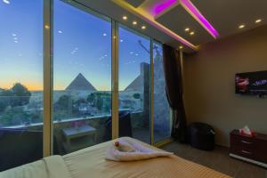 Una cama o camas en una habitación de PANORAMA view pyramids