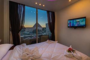 Una cama o camas en una habitación de PANORAMA view pyramids