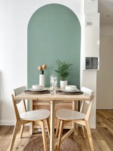 mesa de comedor con 2 sillas, mesa y mesa en Le Cocon - Coeur de ville, en La Rochelle