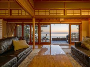 een woonkamer met een bank en een salontafel bij Toya cliff House in Lake Toya