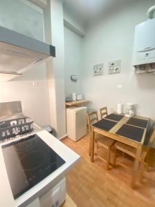 uma cozinha com um fogão e uma mesa em Athens City Themis13 em Atenas
