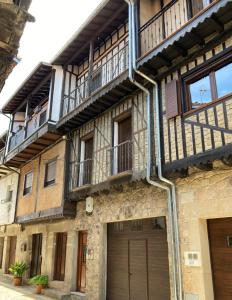 的住宿－Monforte de la Sierra - Acogedora y cálida vivienda，公寓大楼设有阳台和车库