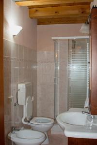 a bathroom with a toilet and a sink and a tub at Hotel capitelli in Trieste