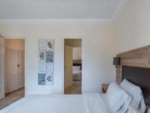 Hotel Cap Roig & Spa by Brava Hoteles客房内的一张或多张床位
