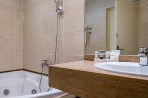 Hotel Cap Roig & Spa by Brava Hoteles的一间浴室