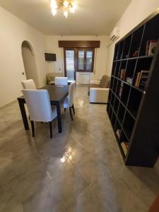 菲烏米奇諾的住宿－Appartamenti Speedy，一间带桌子和白色椅子的用餐室