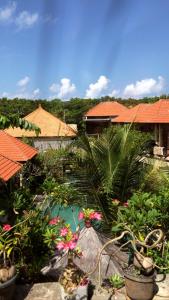 a garden with plants and flowers in a house at Satria Bungalow in Uluwatu