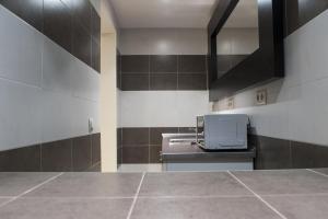 THC Gran Via Hostel tesisinde bir banyo