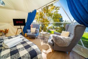 Lake Glamp Mikołajki - Adults Only客房内的一张或多张床位