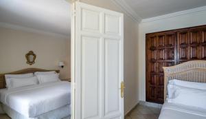 Hotel Cap Roig & Spa by Brava Hoteles客房内的一张或多张床位