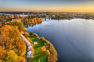 una vista aérea de un gran río con una ciudad en Lake Glamp Mikołajki - Adults Only, en Mikołajki