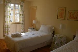 1 dormitorio con 2 camas y ventana en Dependance del Brenta, en Fiesso dʼArtico