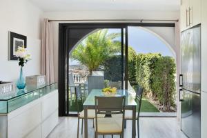 モガンにあるApartment with beautiful Sea Viewsのキッチン(テーブル付)が備わります。パティオの景色を望めます。