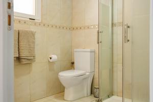 モガンにあるApartment with beautiful Sea Viewsのトイレとガラスのシャワー付きのバスルーム +8枚の写真