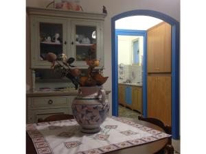 a vase sitting on a table in a kitchen at CASA CON VERANDE SUL MARE a 2 MINUTI A PIEDI DALLA SPIAGGIA in Custonaci