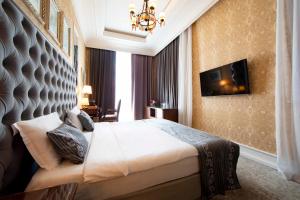 TV a/nebo společenská místnost v ubytování Sapphire City Hotel