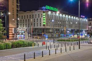 Un edificio con un cartel encima por la noche. en Hotel Gromada Warszawa Centrum, en Varsovia