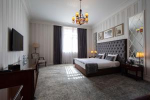 Postel nebo postele na pokoji v ubytování Sapphire City Hotel