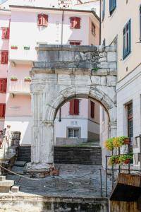 une arche devant un bâtiment dans l'établissement Hotel capitelli, à Trieste