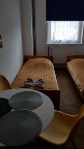 Ein Bett oder Betten in einem Zimmer der Unterkunft Gościniec Silver
