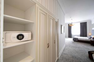 Postel nebo postele na pokoji v ubytování Sapphire City Hotel
