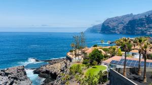 z góry widok na dom na klifie nad oceanem w obiekcie BuenaVista Sunflower Apartment in Playa La Arena w mieście Puerto de Santiago