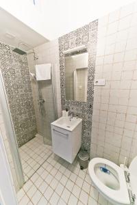 A bathroom at Dob Duplex Apartment