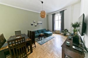 A television and/or entertainment centre at Dob Duplex Apartment Még 25 kép