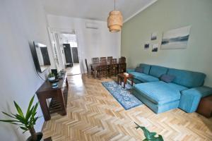 A seating area at Dob Duplex Apartment