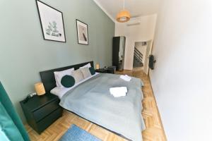 A bed or beds in a room at Dob Duplex Apartment