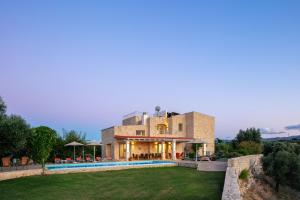 a house with a swimming pool and a yard at Villa Luni in episkopi-chania