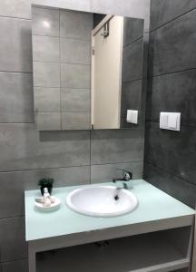un baño con lavabo y espejo en Casa do Largo, en Lagoa