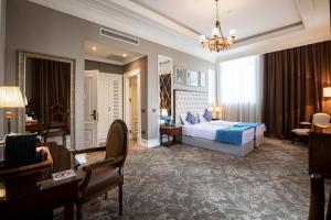 Postel nebo postele na pokoji v ubytování Sapphire City Hotel