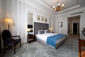Postel nebo postele na pokoji v ubytování Sapphire City Hotel