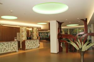 a building with a lobby with a circular ceiling at Congress Hotel am Stadtpark in Hannover