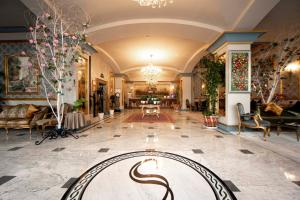 a lobby with a snake in the middle of the floor at Sapphire City Hotel in Baku