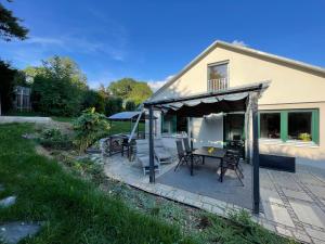 une terrasse avec une table et des chaises devant une maison dans l'établissement KIWE5, à Plauen