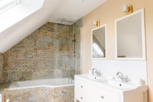 Kúpeľňa v ubytovaní Degemer mat dans cette maison familiale ! + 21 fotografií