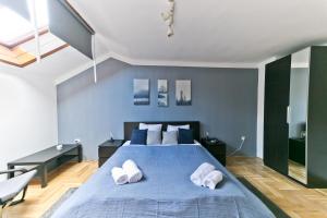 A bed or beds in a room at Dob Duplex Apartment
