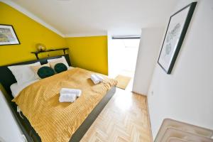 A bed or beds in a room at Dob Duplex Apartment