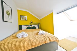 A bed or beds in a room at Dob Duplex Apartment