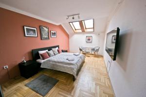 A bed or beds in a room at Dob Duplex Apartment