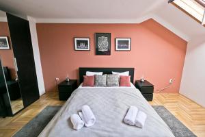 A bed or beds in a room at Dob Duplex Apartment
