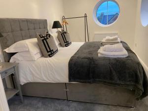 ein Schlafzimmer mit einem großen Bett mit schwarzen und weißen Kissen in der Unterkunft Apartment 10 Penthouse 2 bedrooms, sleeps x 4 in York