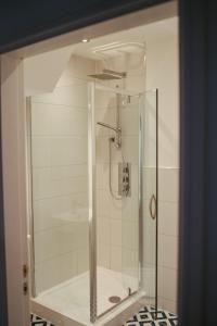 eine Dusche mit Glastür im Badezimmer in der Unterkunft Apartment 10 Penthouse 2 bedrooms, sleeps x 4 in York + 5 Fotos